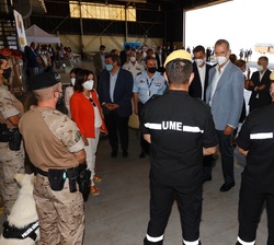 Don Felipe conversa con personal participante del Ministerio de Defensa en la operación de repatriación desde Afganistán