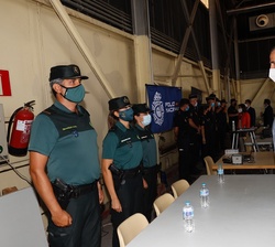 Don Felipe conversa con personal participante de la Guardia Civil en la operación de repatriación desde Afganistán