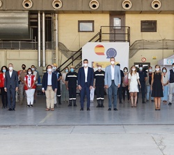 Su Majestad el Rey acompañado de los ministros del Grupo de Trabajo para las Repatriaciones de Afganistán