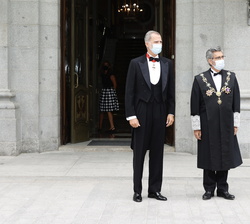 Su Majestad el Rey junto al presidente del Tribunal Supremo y del Consejo General del Poder Judicial, Carlos Lesmes, a su llegada al Palacio de Justic