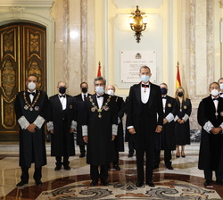 Fotografía de grupo de Su Majestad el Rey con los miembros de la Sala de Gobierno del Tribunal Supremo