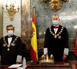 Su Majestad el Rey junto al presidente del Tribunal Supremo y del Consejo General del Poder Judicial, Carlos Lesmes y la ministra de Justicia, Pilar L