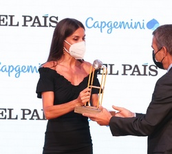 Su Majestad la Reina entrega el premio “Consumo eficiente” a Cellnex, recogido por el director general de Cellnex España, Albert Cuatrecas