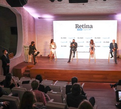 Vista del escenario del auditorio de la Fundación Giner de los Ríos durante el debate con las empresas premiadas