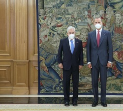 Su Majestad el Rey junto a Su Excelencia el Presidente de la República de Chile, Sebastián Piñera, durante el encuentro celebrado en el Palacio de La 