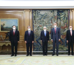 Su Majestad el Rey y Su Excelencia el Presidente de la República de Chile, acompañados de las autoridades que acudieron al encuentro en el Palacio de 