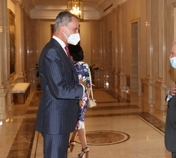 Su Majestad el Rey recibe el saludo del presidente de honor de CEAPI, Enrique V. Iglesias 