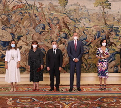 Fotografía de grupo de Su Majestad el Rey con la premiada y las autoridades asistentes