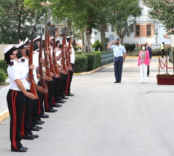 Su Majestad el Rey recibe Honores de Ordenanza a cargo de un piquete militar