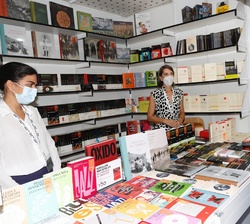 Doña Letizia visitó algunas de las casetas instaladas en la Feria del Libro de Madrid