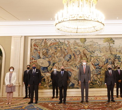 Fotografía de grupo de Su Majestad el Rey con una representación de la Cámara de Comercio de España y del Consejo General de Economistas de España