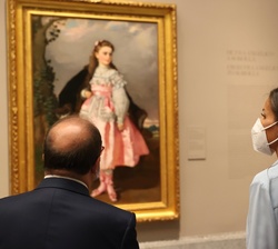 Su Majestad la Reina, durantes su recorrido por la exposición, en la que estuvo acompañada en todo momento por el comisario de la misma, Alberto Panco