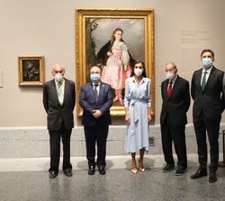 Doña Letizia, junto a las autoridades que le acompañaron en su visita a la exposición
