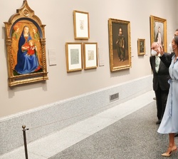 Doña Letizia contempla algunas de las obras expuestas durante su recorrido por la exposición