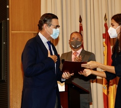La Reina entrega el reconocimiento a José Antonio Llorente, fundador y presidente de LLYC (primera agencia de comunicación en España e Hispanoamérica)