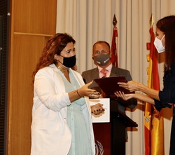 Su Majestad la Reina entrega el reconocimiento a Mónica Moro, directora general creativa de la agencia publicitaria McCann España