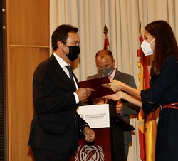 Doña Letizia entrega el reconocimiento al presidente de la agencia Publics Media España, Fernando Rodríguez Varona