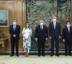 El Rey junto al Presidente de Colombia, el ministro de Asuntos Exteriores, Unión Europea y Cooperación, la jefa de Gabinete de la Presidencia colombia