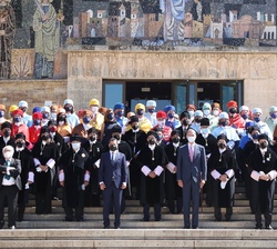 Fotografía de grupo de Su Majestad el Rey acompañado de los decanos y directores de Centros y de las autoridades asistentes al acto