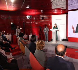 Doña Letizia dirige unas palabras al público asistente del Acto de Clausura de la XIII Convocatoria de Proyectos Sociales de Banco Santander