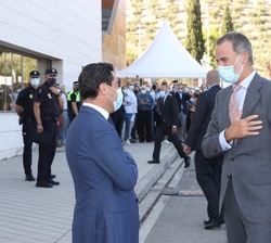 Su Majestad el Rey a su llegada recibe el saludo del presidente de la Junta de Andalucía, Juan Manuel Moreno
