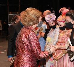 La Reina Doña Sofía con los intérpretes