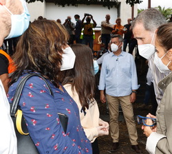 Una vecina afectada por la erupción de "Cumbre Vieja" conversa con Don Felipey Doña Letizia durante su visita a Los Llanos de Aridane