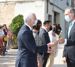 Don Felipe recibe la vara de mando de manos del Alcalde de Logroño y presidente de la Asociación de Municipios del Camino de Santiago, Pablo Hermoso de Mendoza 