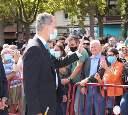 Su Majestad el Rey saluda a los vecinos de la Ciudad de Logroño en el trascurso de su visita