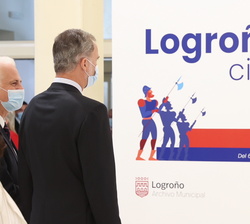 Don Felipe ya en el Ayuntamiento de Logroño visita la exposición 