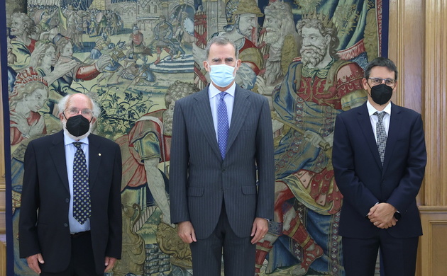 Don Felipe acompañado de los premios Nobel de Fisica 2019, Michel Mayor y Didier Queloz