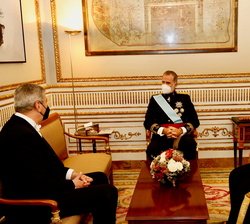 Don Felipe conversa con el embajador de la República de Azerbaiyán Ramiz Hasanov