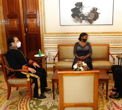 Don Felipe conversa con la embajadora de la República de Mozambique, Manuela Dos Santos Lucas 