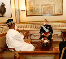 Don Felipe conversa con el embajador de la República Federal de Nigeria, Ademola Rasaq Seriki