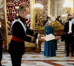 Su Majestad el Rey recibe la Carta Credencial de manos del embajador del Reino de Noruega, Nils Haugstveit