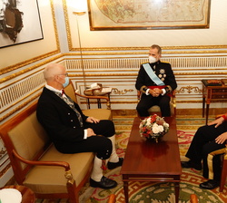 Don Felipe conversa con el embajador del Reino de Noruega, Nils Haugstveit
