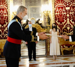 Su Majestad el Rey recibe la Carta Credencial de manos del embajador de la República de Turquía, Burak Akçapar