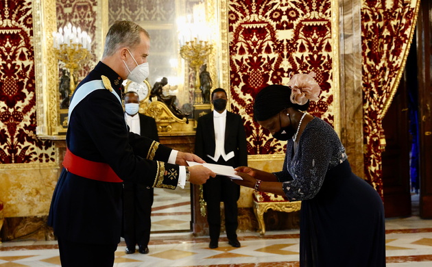 Su Majestad el Rey recibe la Carta Credencial de manos de la embajadora de la República de Mozambique, Manuela Dos Santos Lucas