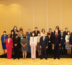 Fotografía de grupo de Don Felipe con los ministros de justicia y jefes de delegación asistentes