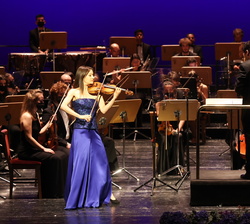 La Orquesta Sinfónica Freixenet, formada por los jóvenes talentos de la Escuela, junto con su director titular, Andrés Orozco-Estrada y la violinista 