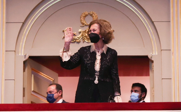 Su Majestad la Reina Doña Sofía saluda desde el Palco Real