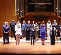 Doña Sofía acompañada por los miembros del Círculo Internacional de la Escuela Superior de Música Reina Sofía
