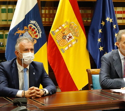Su Majestad el Rey acompañado por el presidente del Gobierno de Canarias, Ángel Víctor Torres, durante la videoconferencia con representantes del Plan