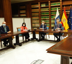 Su Majestad el Rey durante la videoconferencia con representantes del Plan de Emergencias Volcánicas de Canarias