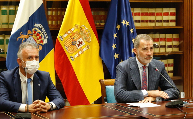 Su Majestad el Rey acompañado por el presidente del Gobierno de Canarias, Ángel Víctor Torres, durante la videoconferencia con representantes del Plan