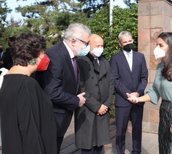 Su Majestad la Reina recibe el saludo de las autoridades que la esperaban a su llegada a la Fundación Beyeler