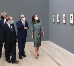 Su Majestad la Reina contempla alguna de las obras de la exposición "Goya"