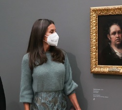 Doña Letizia contempla el autoretrato de Goya en un momento de su visita a la exposición del artista español en la Fundación Beyeler