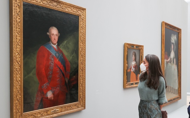 Doña Letizia ante el retrato de Carlos IV
