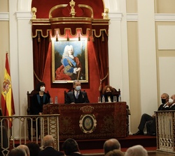 El Rey durante la intervención de la tesorera de la Real Academia de la Historia, Carmen Sanz, quien pronunció la lección inaugural: “La globali